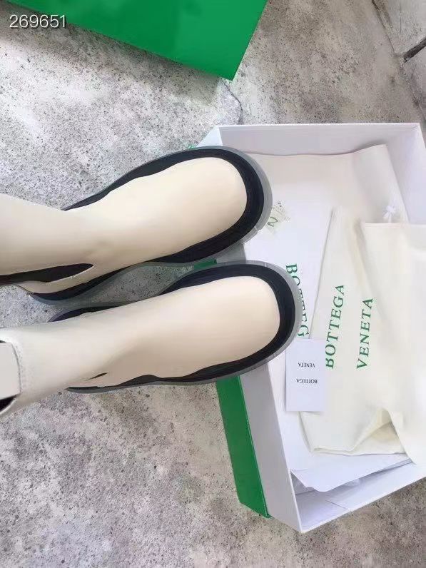 Bottega Veneta Flat Triple-Sole Leather Boots Calfskin Leather Fall/Winter 2020 Collection, Ivory/Black