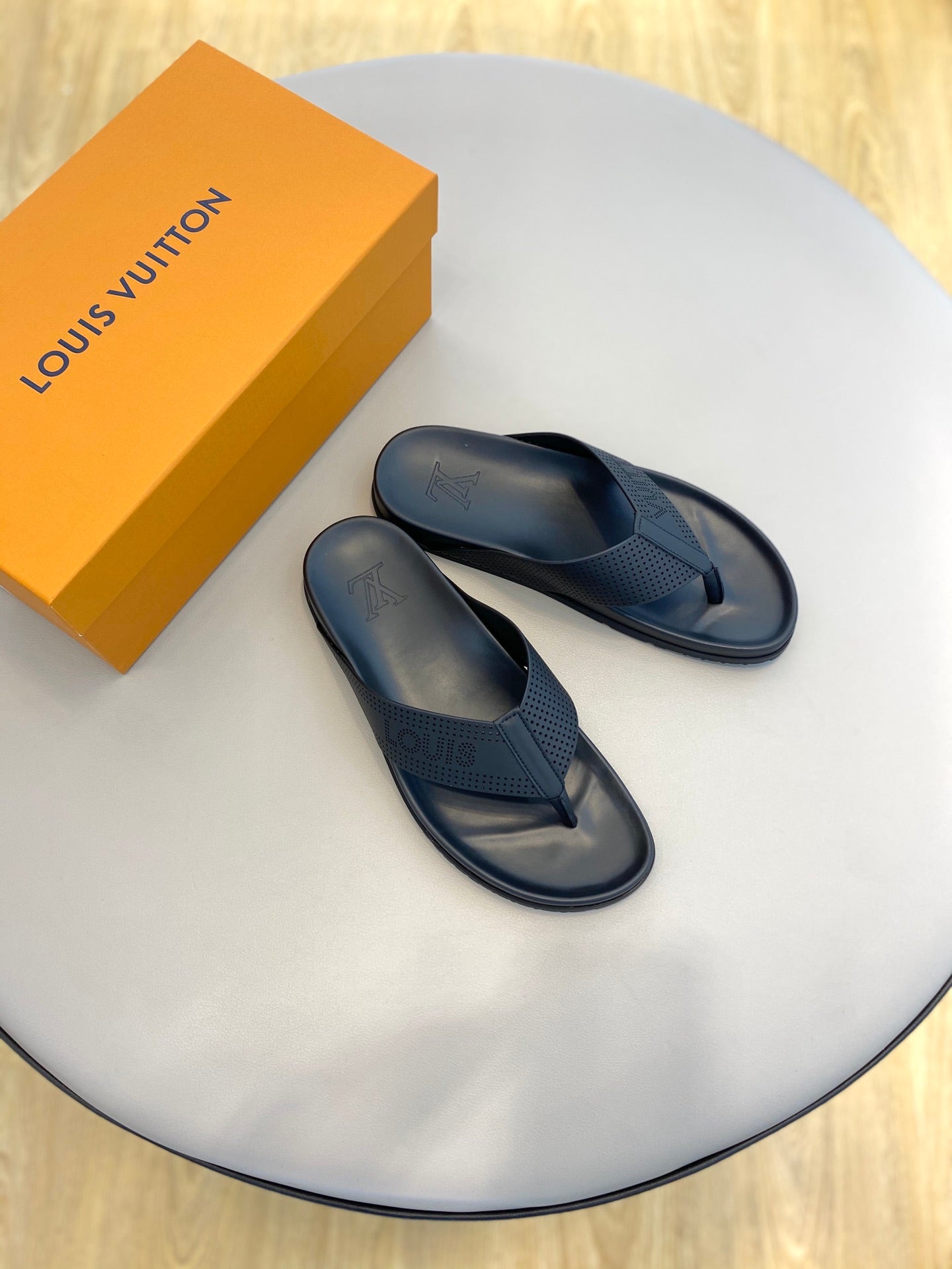 Louis Vuitton Mirabeau Thong