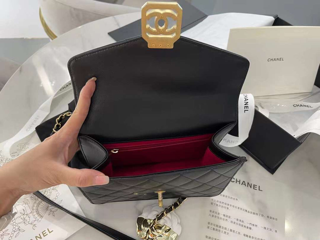 CoCo Flap Bag Chanel Sign 22cm Black