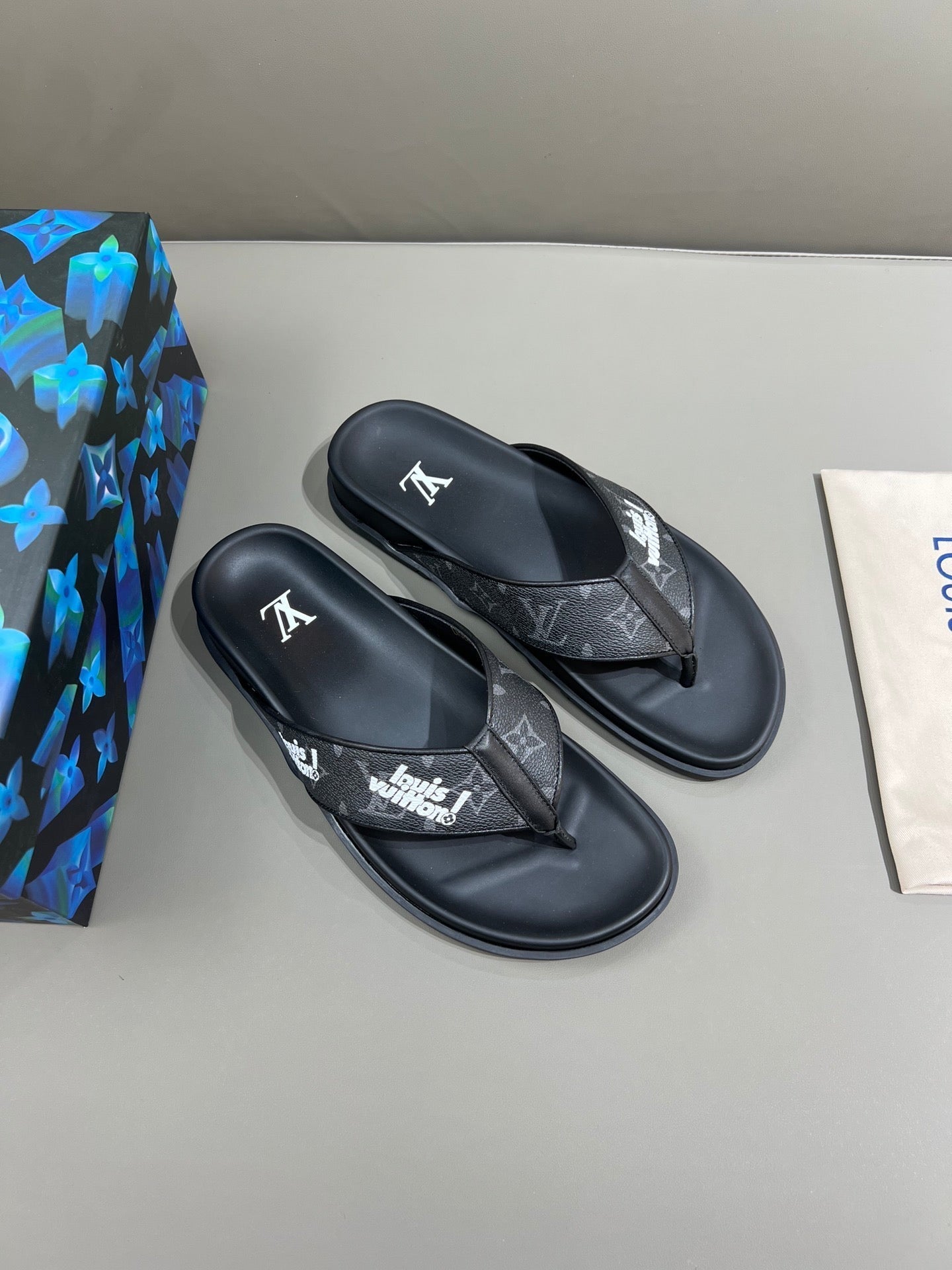 Louis Vuitton Mirabeau Thong