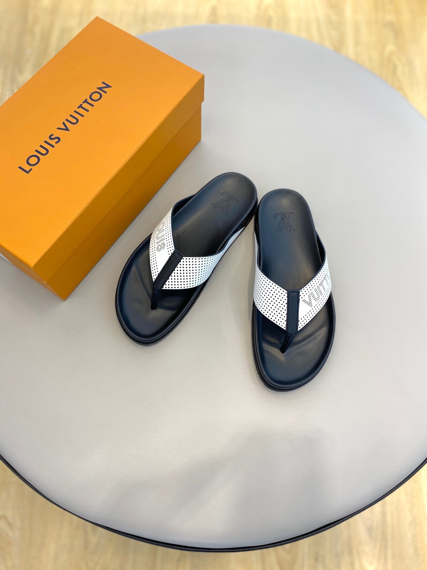 Louis Vuitton Mirabeau Thong