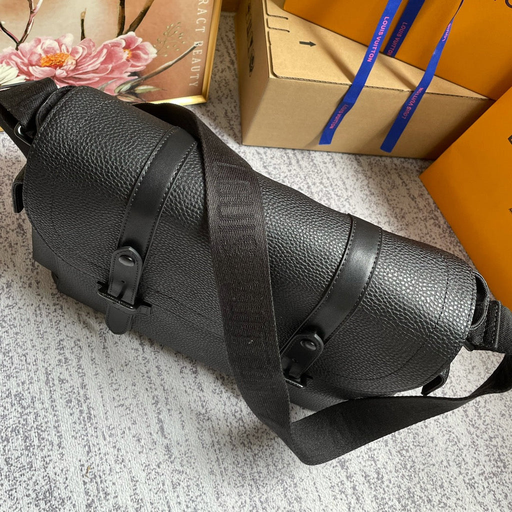 Louis Vuitton M58475 Christopher Messenger 29cm Black
