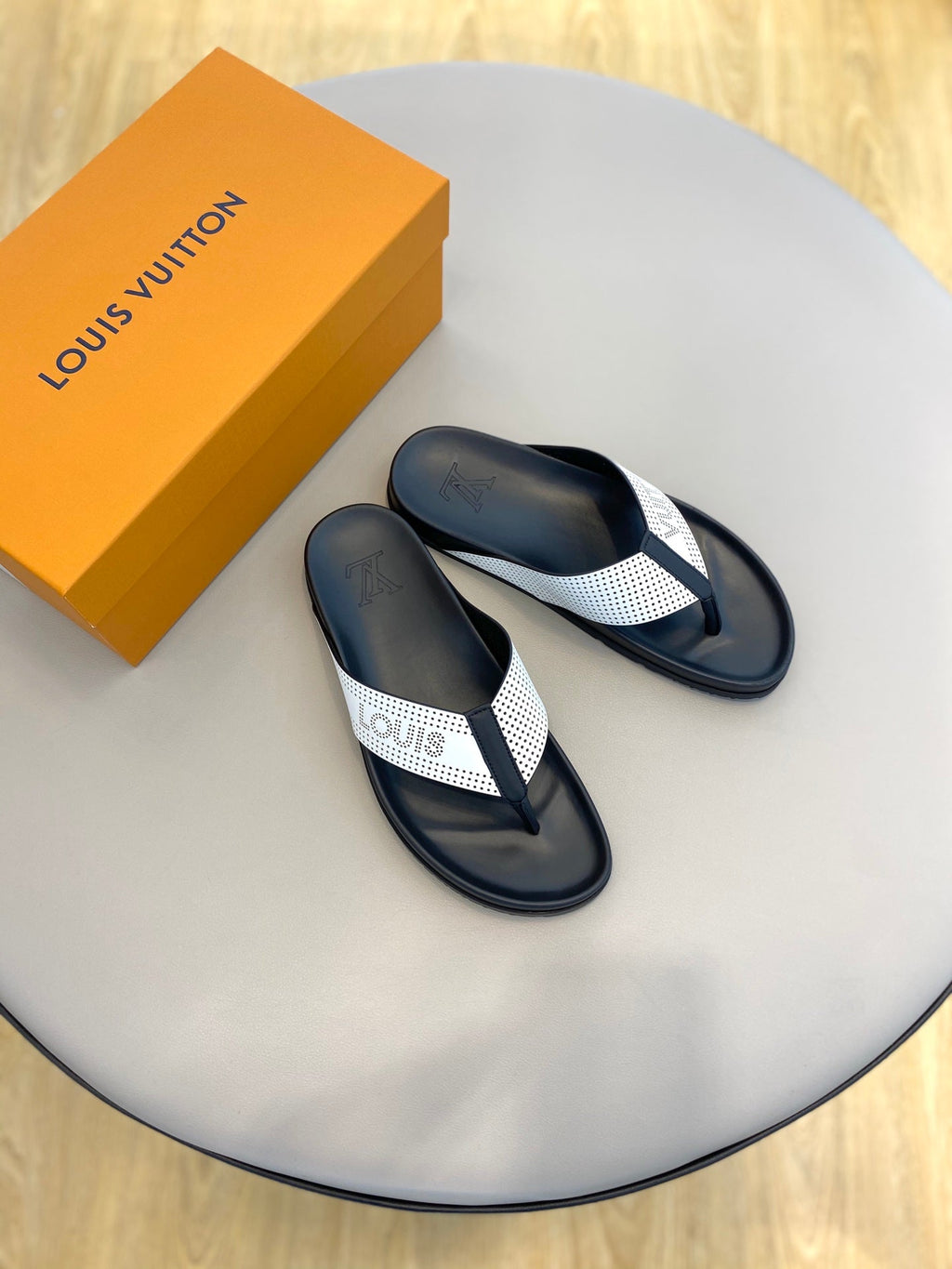 Louis Vuitton Mirabeau Thong