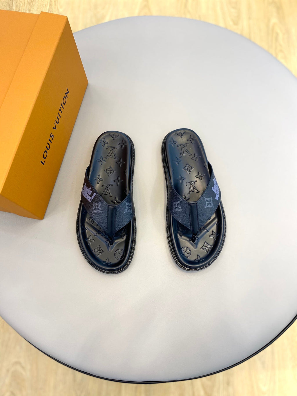 Louis Vuitton Mirabeau Thong