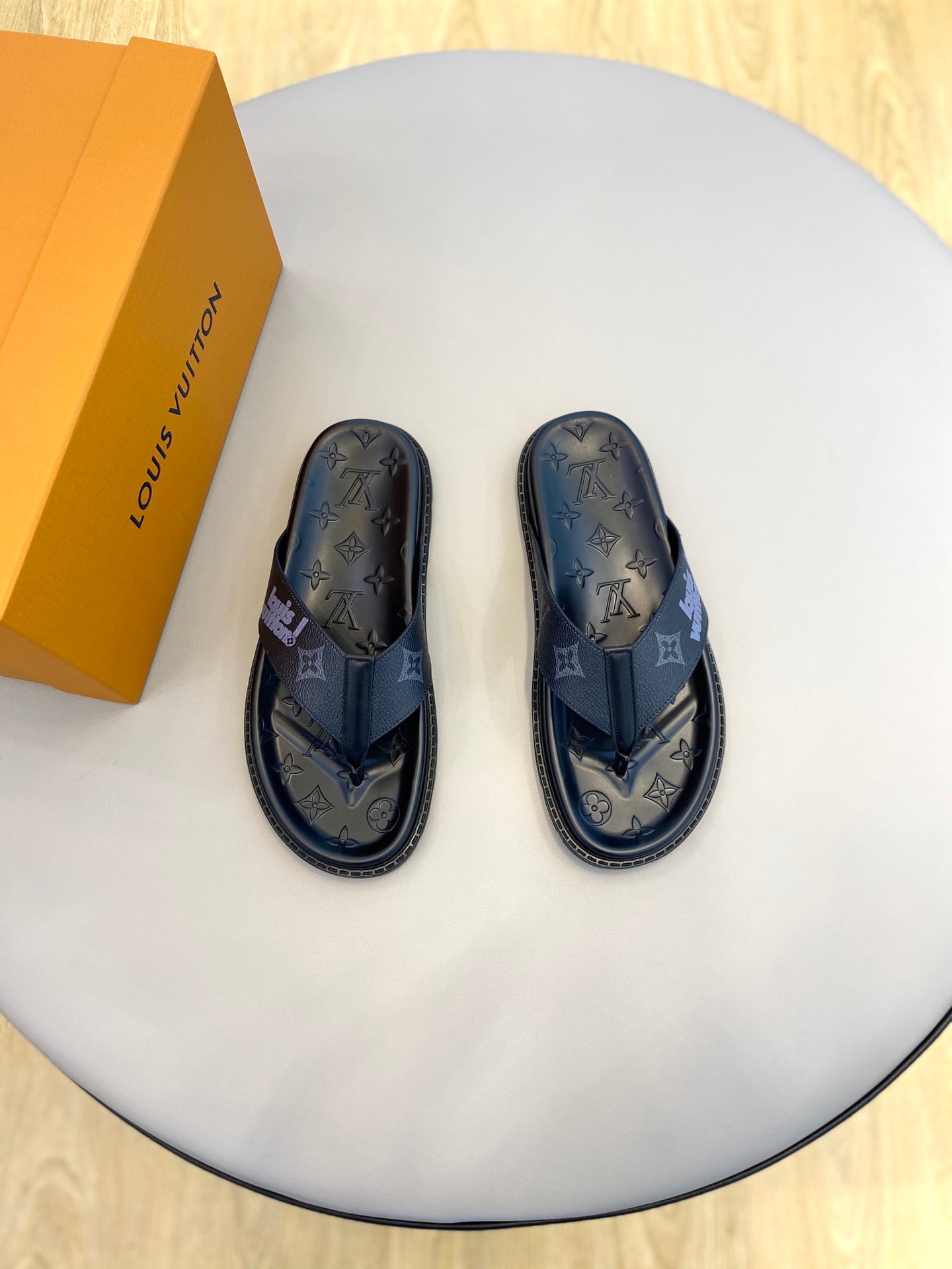 Louis Vuitton Mirabeau Thong