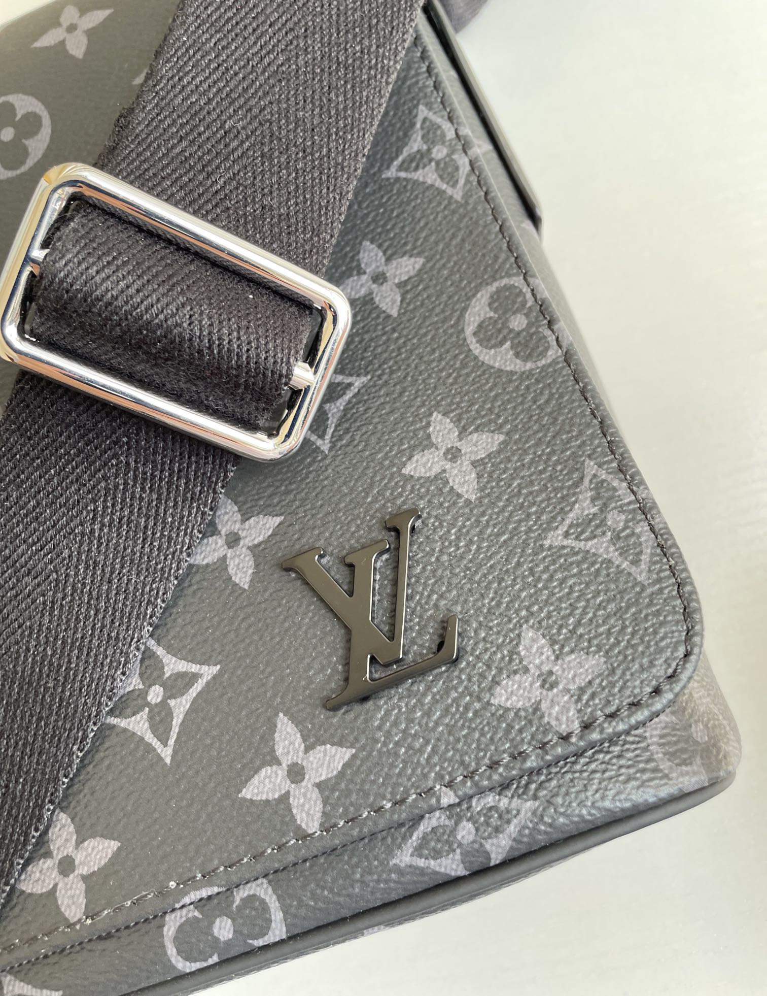 Louis Vuitton M45272 District PM 25cm