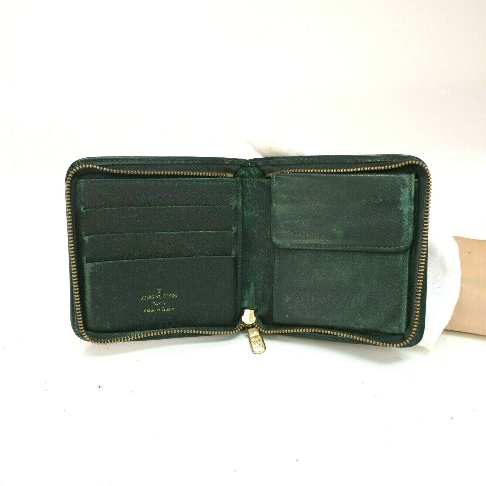 Louis Vuitton Taiga Bifold Zip